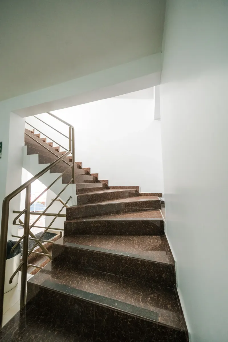 Escaleras y pasadizos interiores del Hotel Arenas del Mayo en Moyobamba