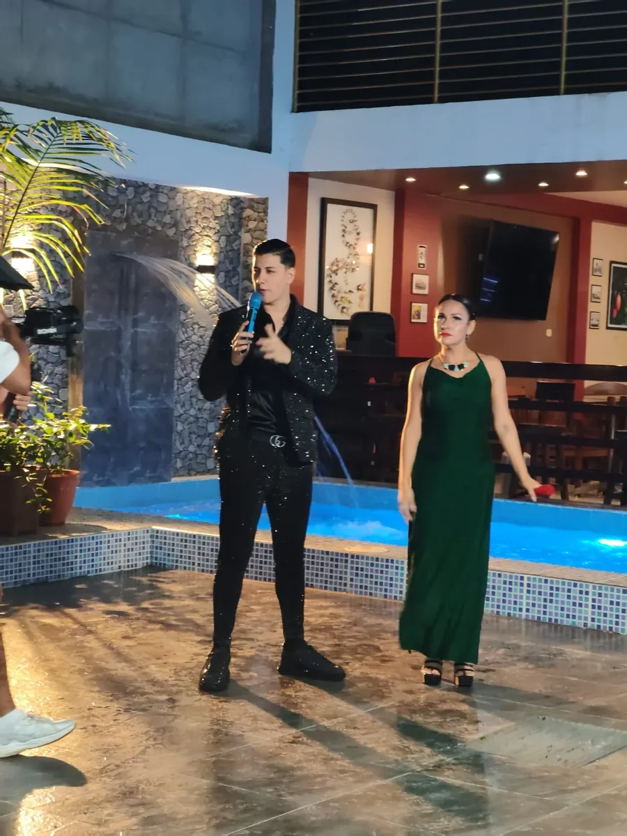 Evento con animación musical en vivo junto a la piscina del hotel
