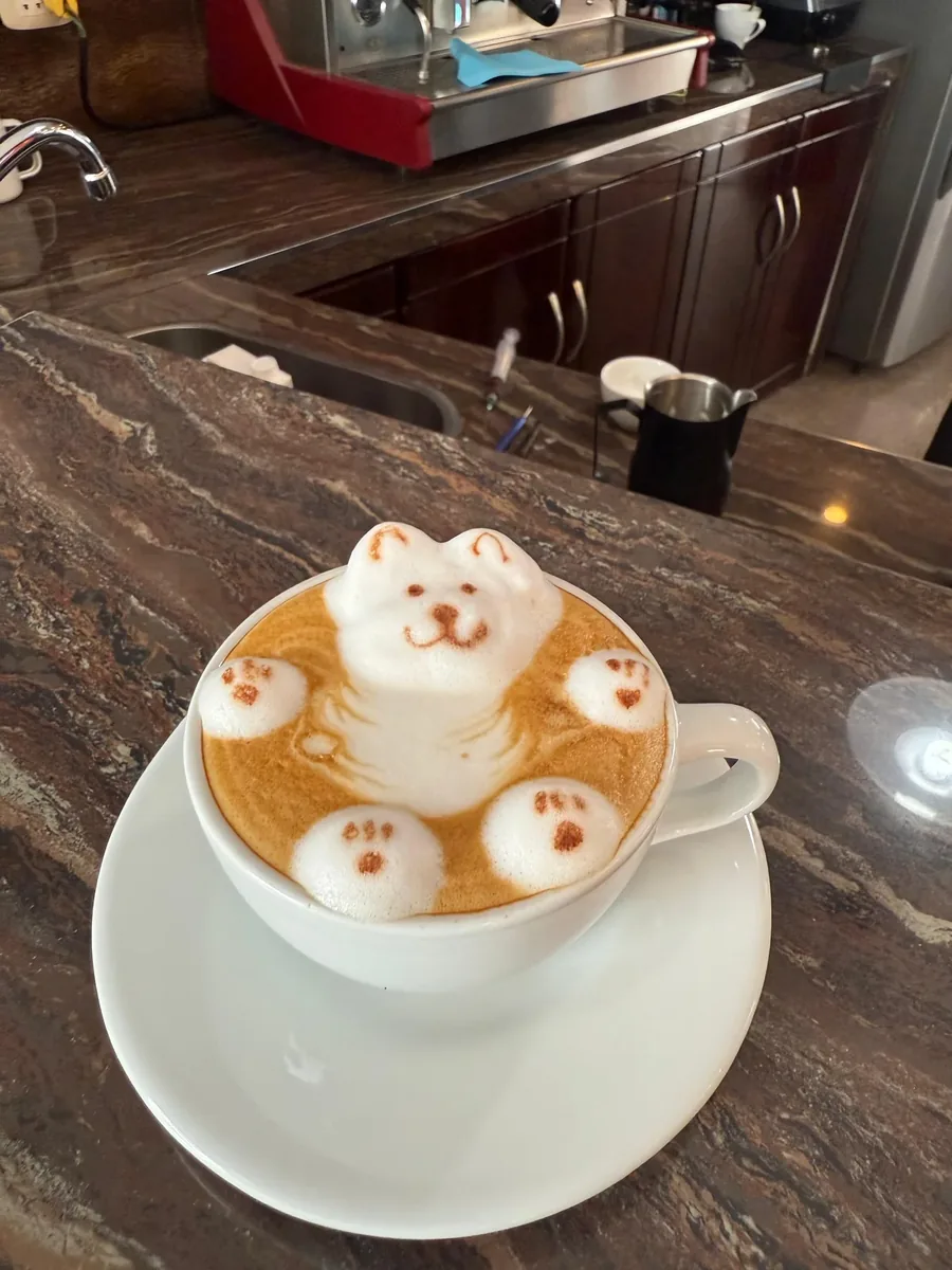 Café cappuccino con arte latte 3D de osito en Cafetería Guayusa Moyobamba