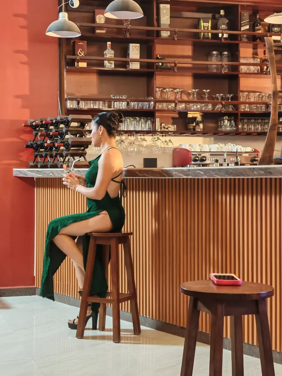 Barra de cócteles y cafetería con ambientación moderna en Restaurante Guayusa