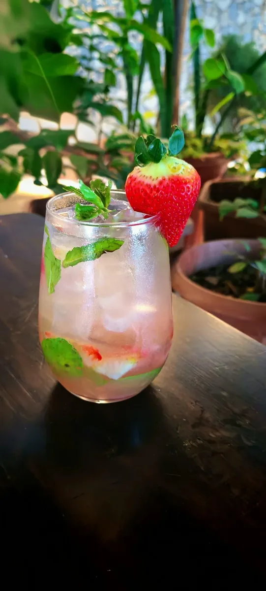 Bebida de autor con fresa silvestre y hierbabuena en Restaurante Guayusa