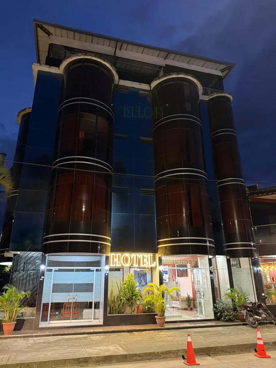 Fachada exterior iluminada del Hotel Arenas del Mayo de noche en Moyobamba