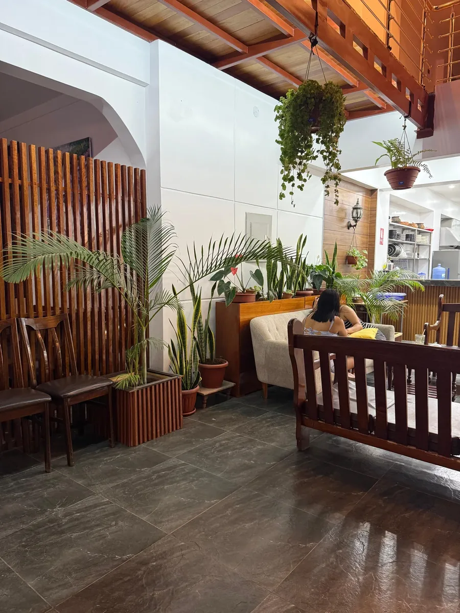 Área de descanso y estancia interior con vegetación natural en Hotel Arenas del Mayo