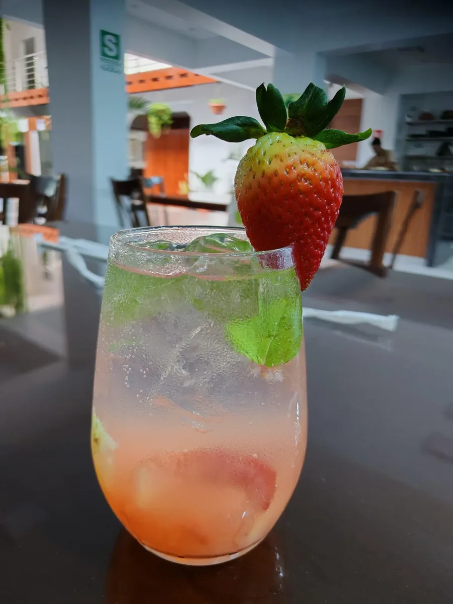 Bebida refrescante con fresa entera y hojas de menta en Restaurante Guayusa