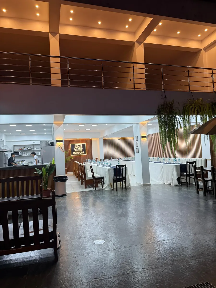 Patio central y distribución hacia el área de eventos del Hotel Arenas del Mayo