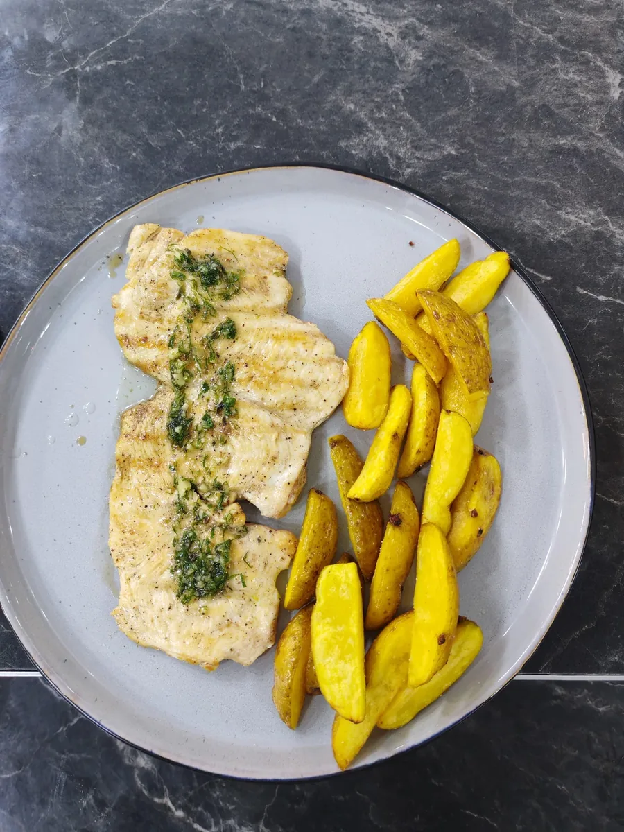 Pechuga a la plancha a las finas hierbas con papas doradas en Guayusa
