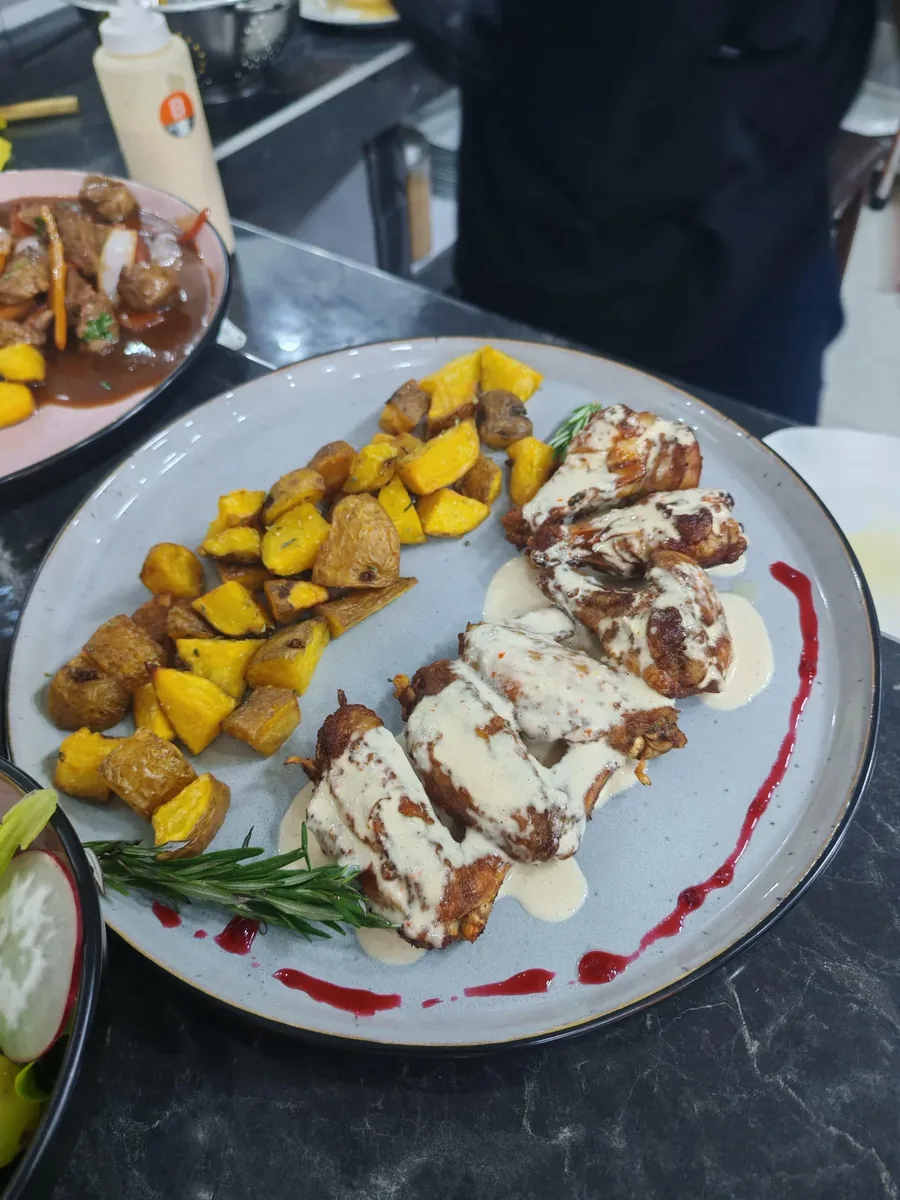 Pechuga en salsa blanca con papas rústicas doradas y romero en Restaurante Guayusa
