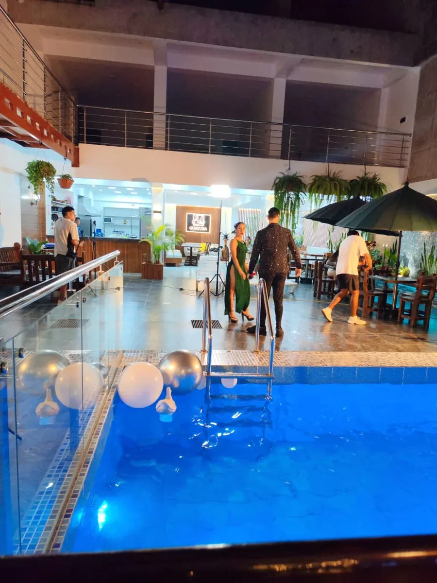 Piscina iluminada con decoración para celebración nocturna en Hotel Arenas del Mayo