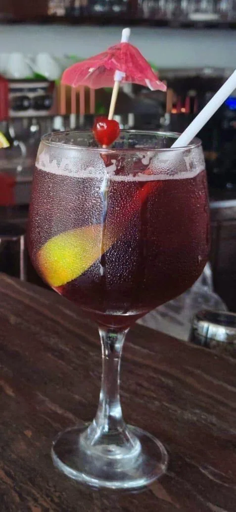 Copa de sangría con frutos rojos y rodaja de cítricos en Restaurante Guayusa