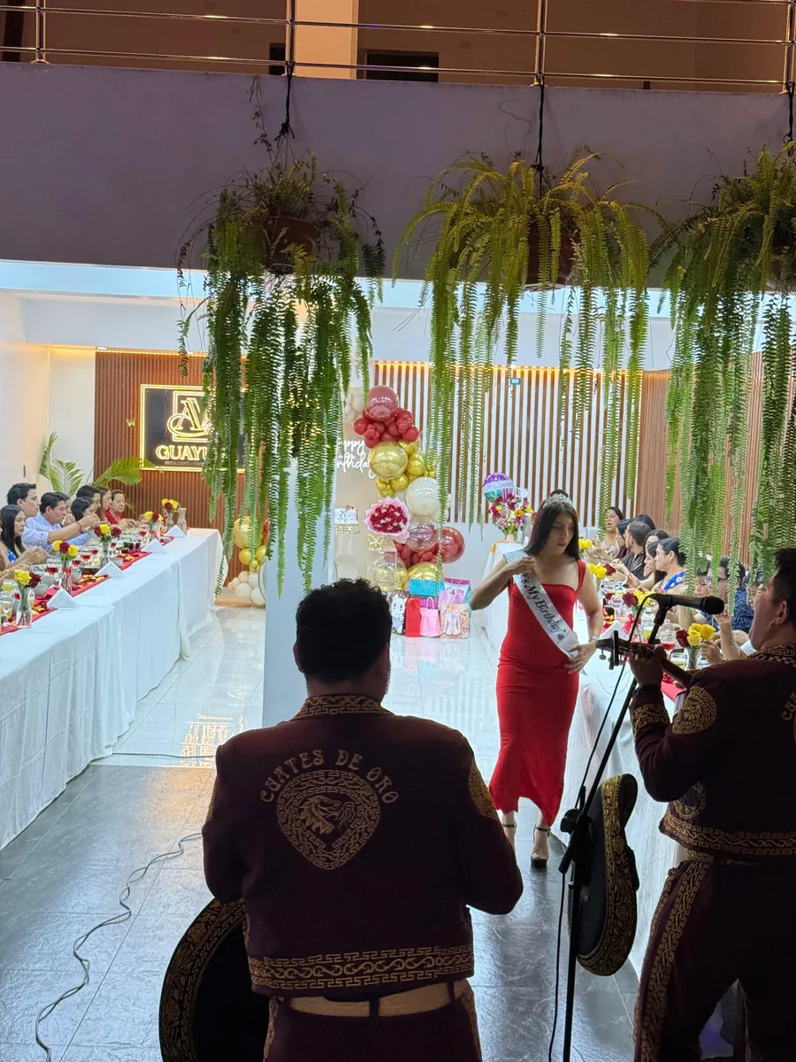 Presentación de mariachis en vivo para agasajo especial en Restaurante Guayusa