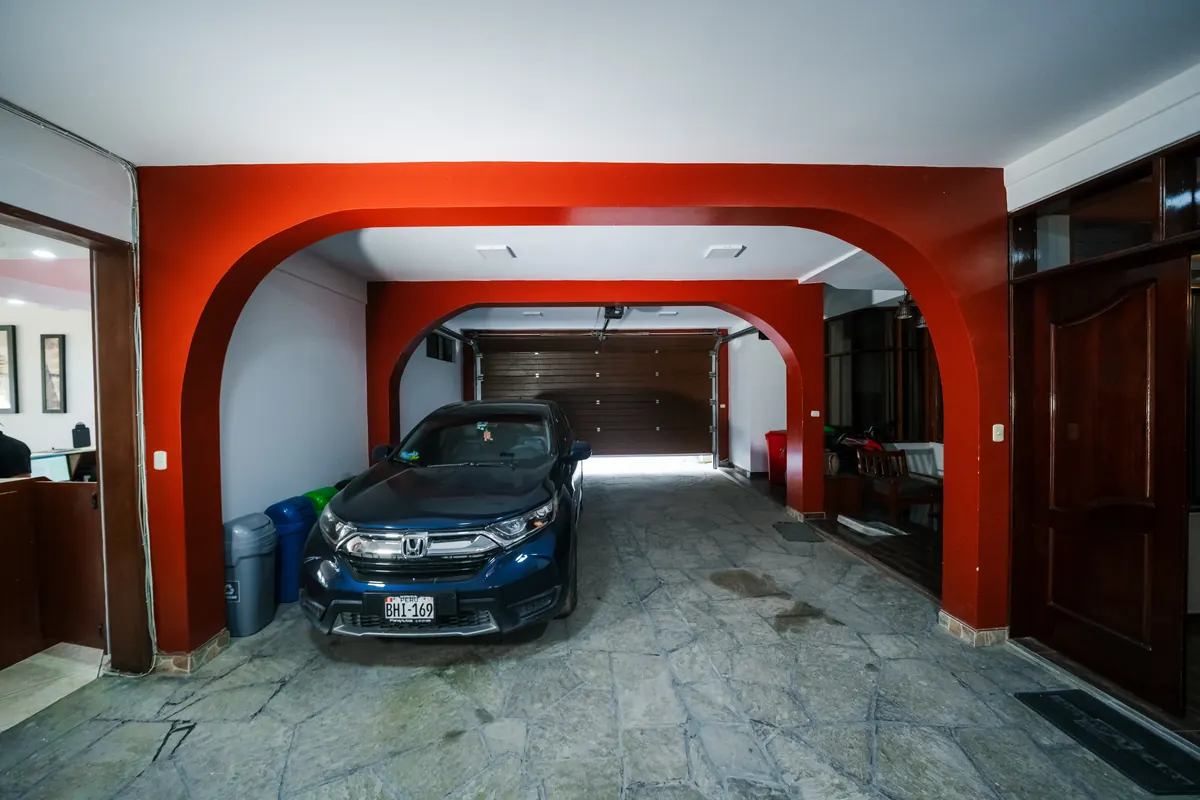 Cochera y estacionamiento seguro del hotel