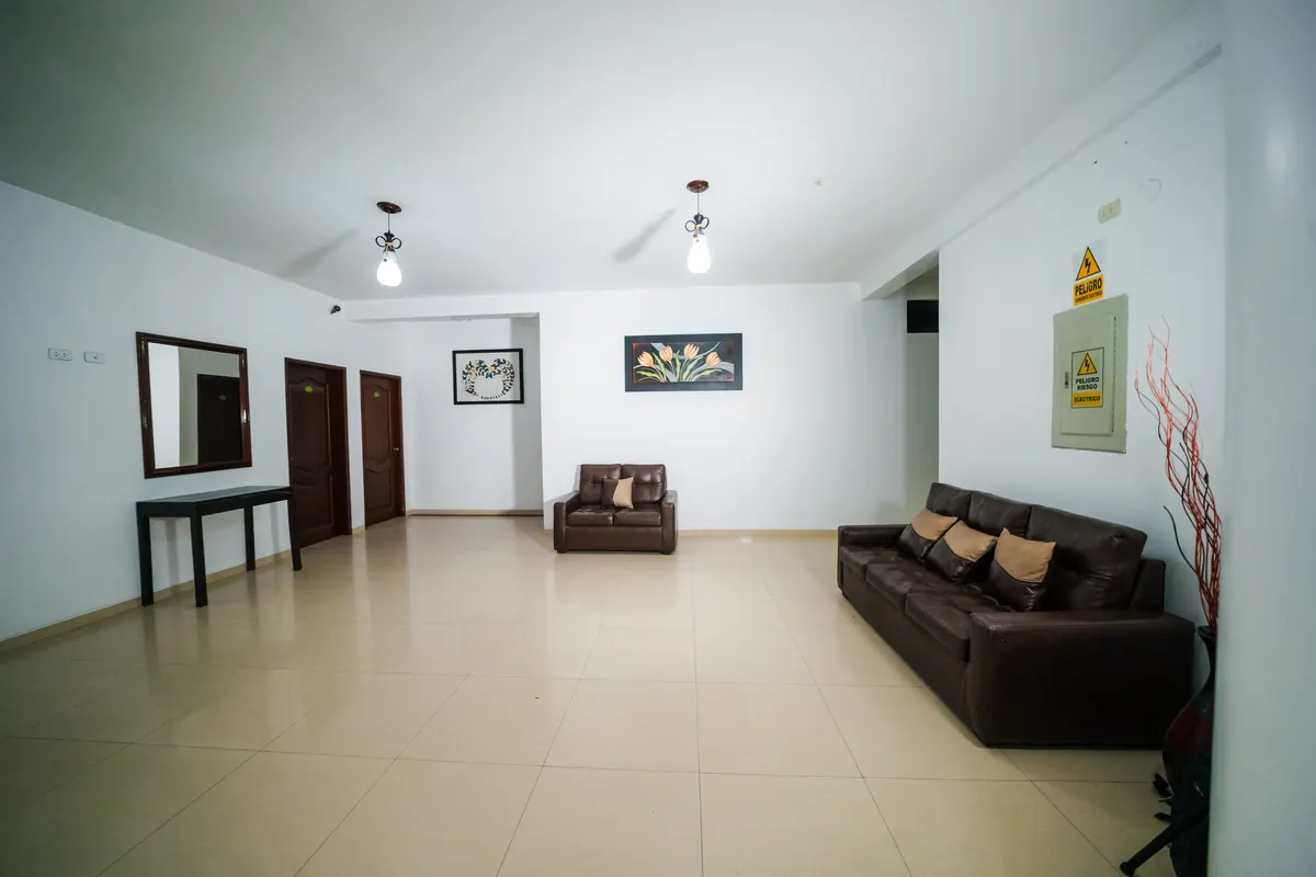 Hall de distribución y pisos del hotel