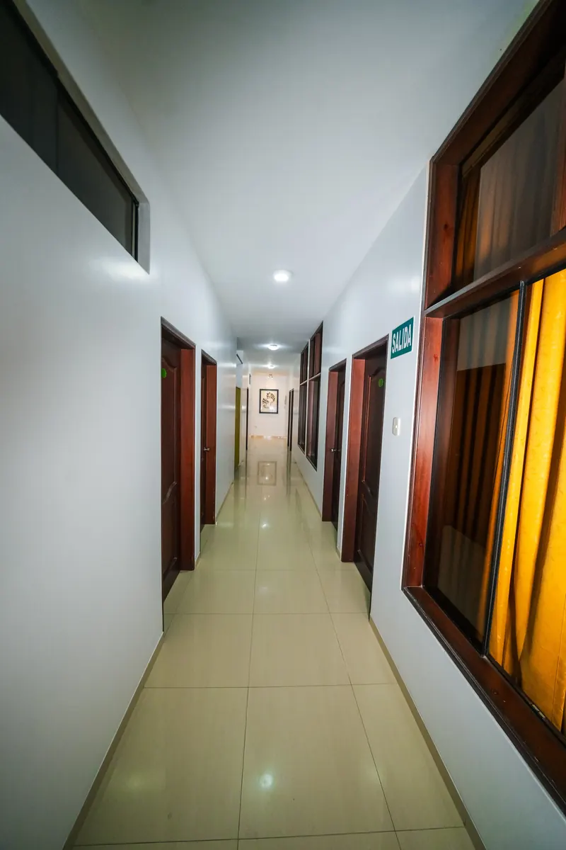 Pasillos interiores iluminados del hotel