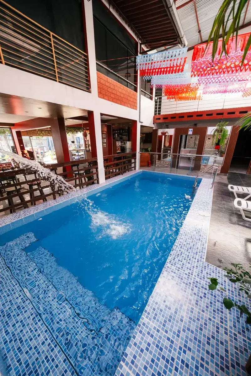 Piscina exterior del Hotel Arenas del Mayo