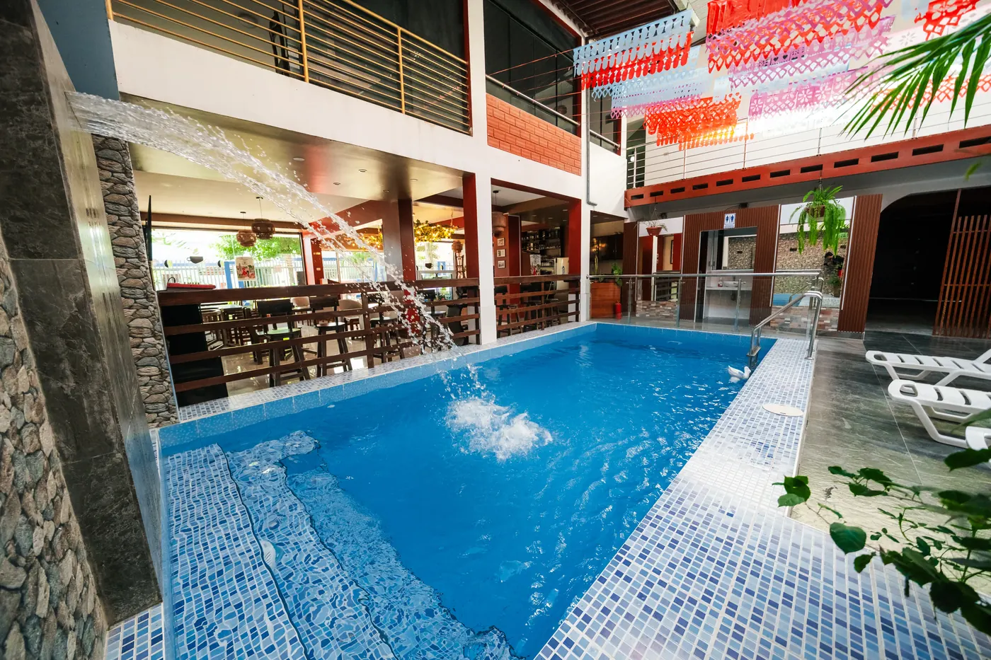 Piscina exterior del Hotel Arenas del Mayo
