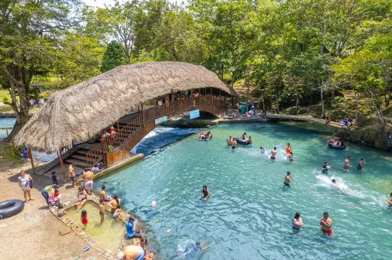 Naciente del Río Tioyacu de aguas turquesa - Rioja
